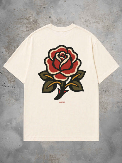 Oversized offwhite Tattoo T-Shirt mit großer Rose im Traditional Tattoo Stil auf dem Rücken