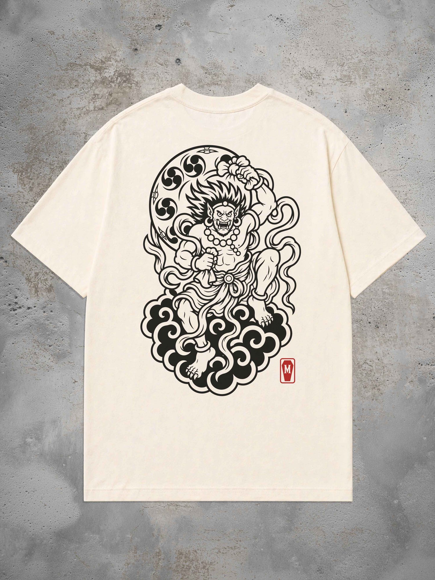 MORTLE Fujin Mono Oversized T-Shirt in Off White mit schwarz-weißem Backprint des japanischen Windgotts Fujin.