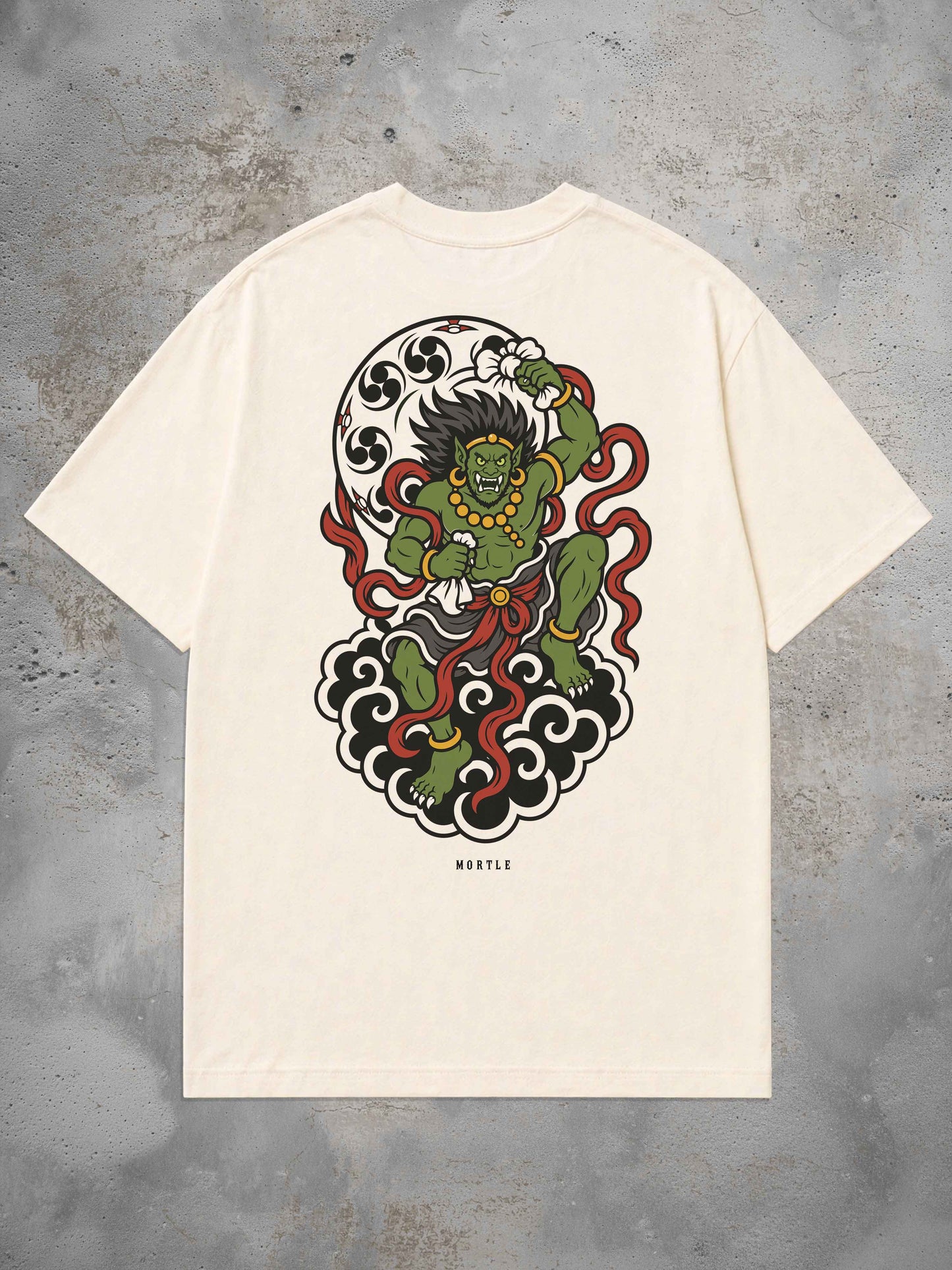 MORTLE Fujin Oversized T-Shirt in Off White mit farbigem Backprint des japanischen Windgotts Fujin auf schwarzen Wolken.