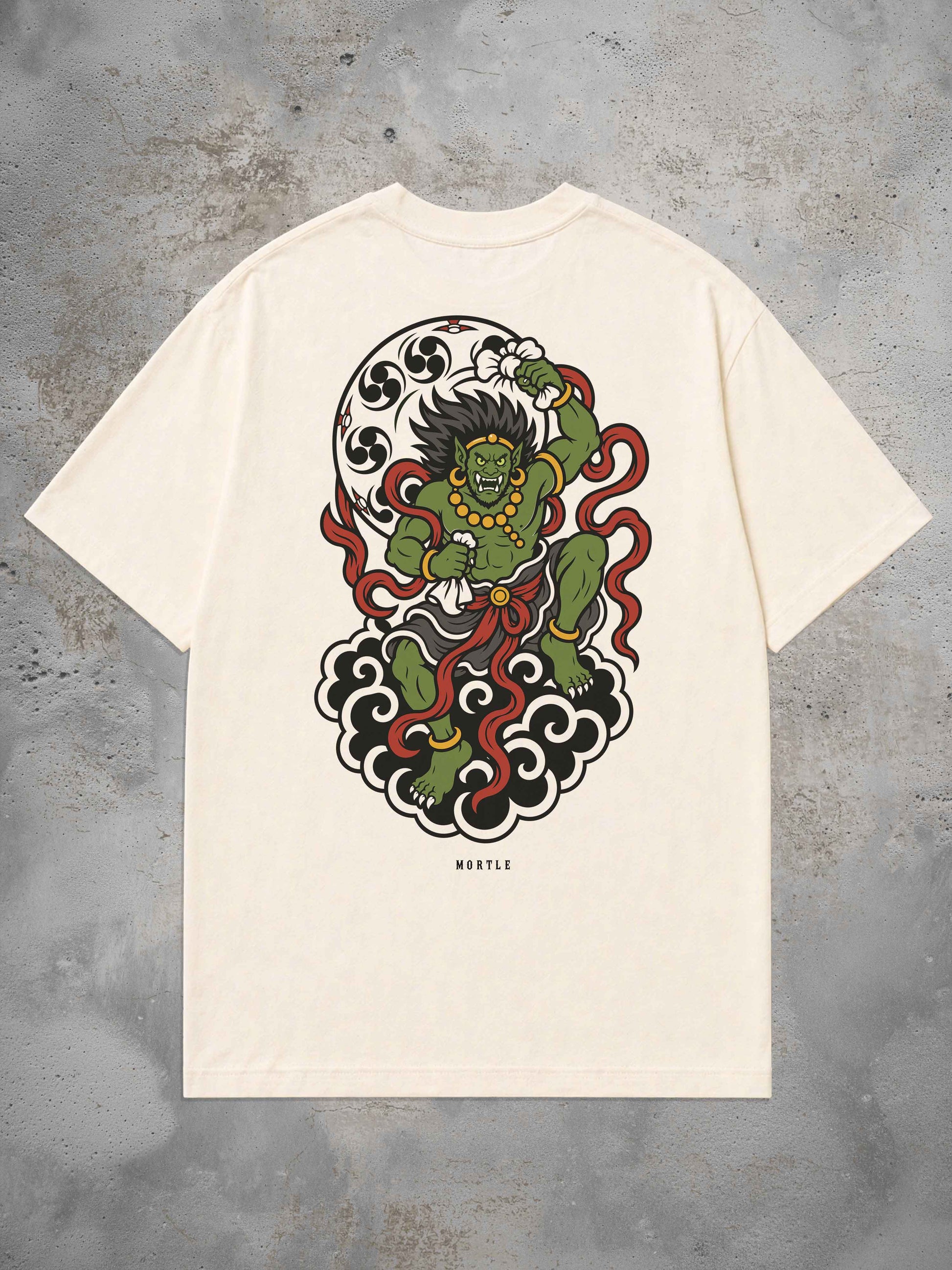 MORTLE Fujin Oversized T-Shirt in Off White mit farbigem Backprint des japanischen Windgotts Fujin auf schwarzen Wolken.
