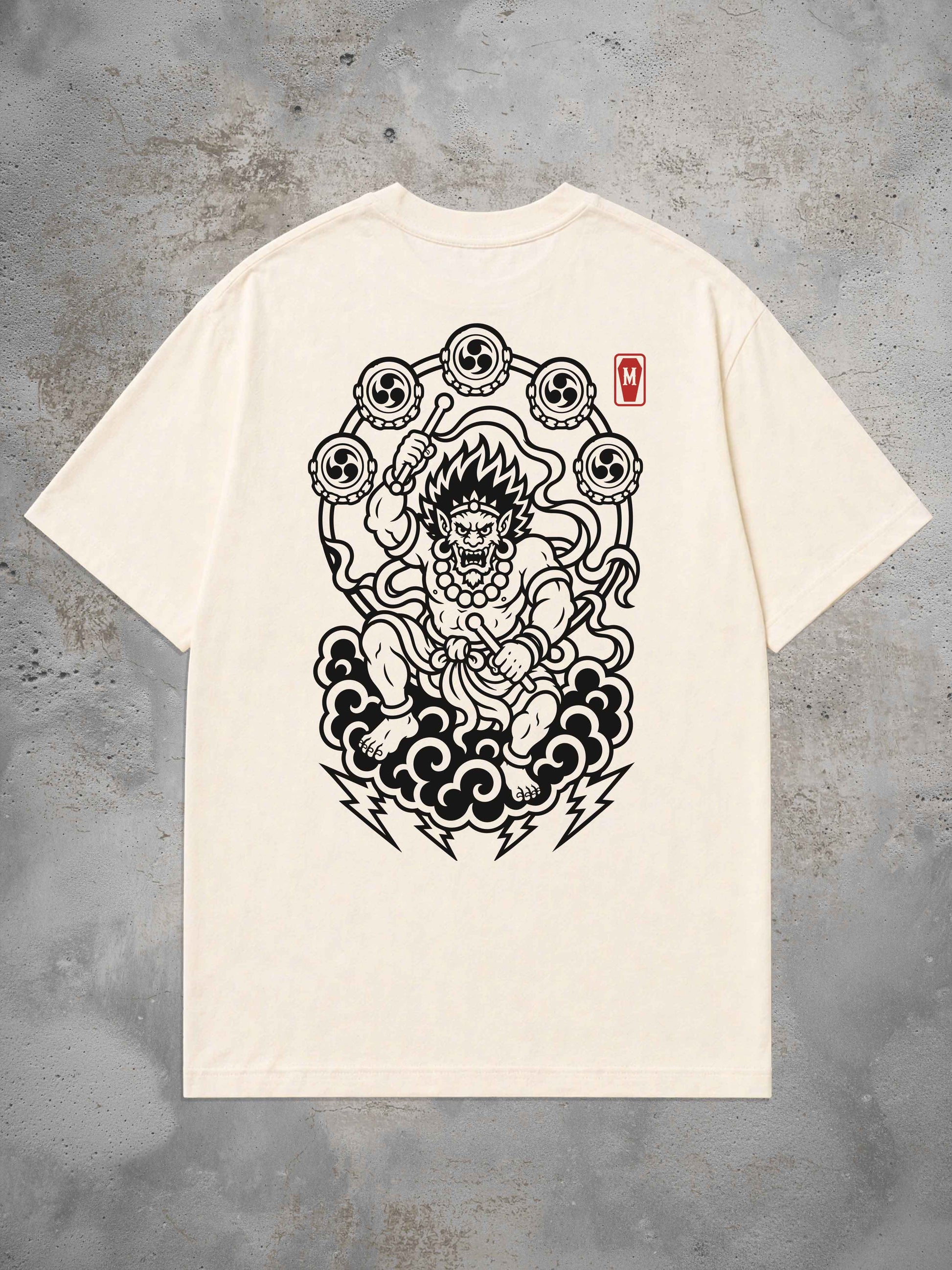 MORTLE Raijin Mono Oversized T-Shirt in Off White mit schwarz-weißem Backprint des japanischen Donnergottes Raijin mit Trommelkranz und Gewitterwolken.