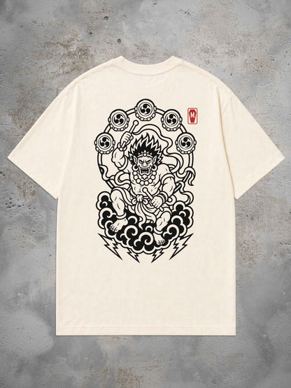 MORTLE Raijin Mono Oversized T-Shirt in Off White mit schwarz-weißem Backprint des japanischen Donnergottes Raijin mit Trommelkranz und Gewitterwolken.