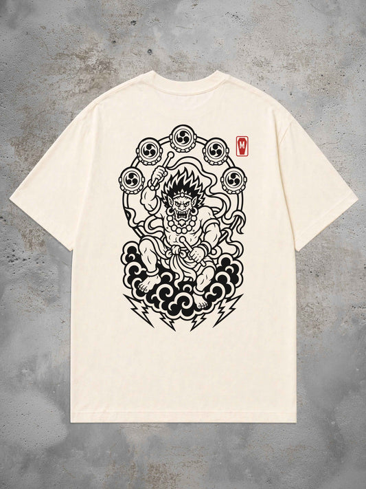 MORTLE Raijin Mono Oversized T-Shirt in Off White mit schwarz-weißem Backprint des japanischen Donnergottes Raijin mit Trommelkranz und Gewitterwolken.