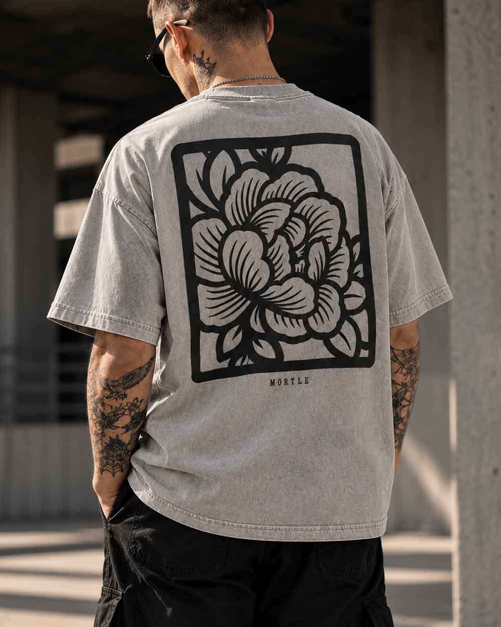 Begonia Frame Oversized Tattoo T-Shirt in Washed Grey mit schwarzem floralem Backprint