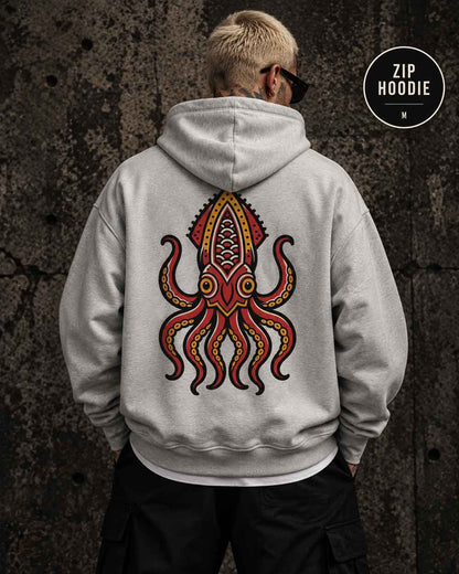 Männliches Model trägt grau melierten MORTLE Octopus Oversized Zip Hoodie mit großem Traditional Tattoo Backprint